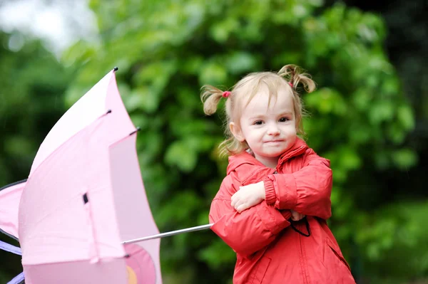 Schattig meisje op regenachtige dag in de herfst — Stockfoto