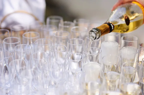 Champagner in ein Glas gießen — Stockfoto