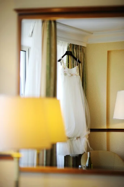Hermoso vestido de novia en una habitación de lujo — Foto de Stock