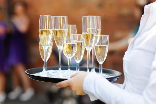 Servitör som serverar champagne — Stockfoto