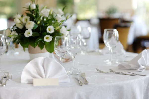 Tavola apparecchiata per una festa di eventi o un matrimonio — Foto Stock