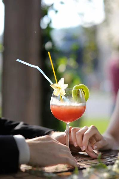 Young couple enjoying exotic drinks — Stock Photo, Image