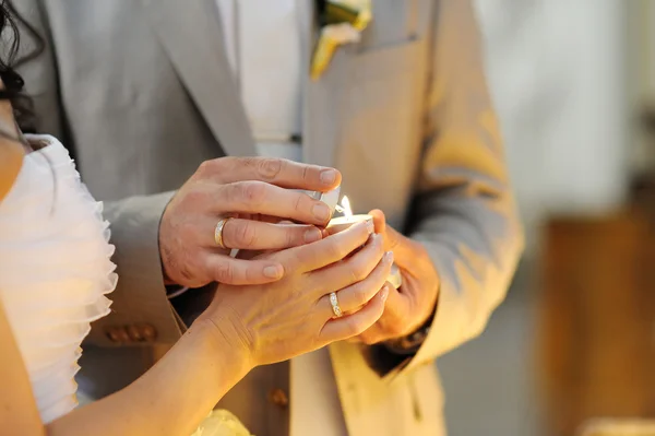 Menyasszony és a vőlegény litting egy gyertyát — Stock Fotó