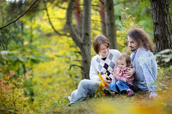 Mladí rodiče a jejich batole dívka na podzim — Stock fotografie