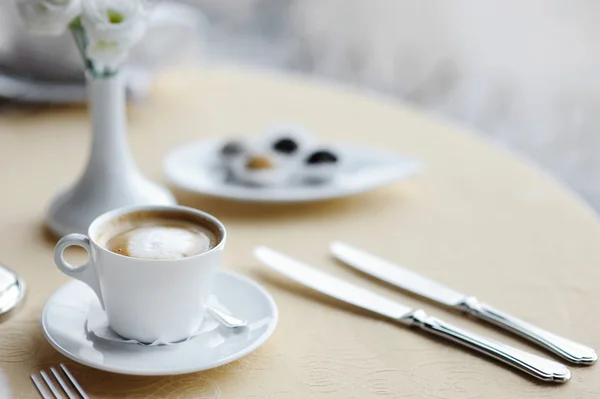Taza de café en una mesa — Foto de Stock