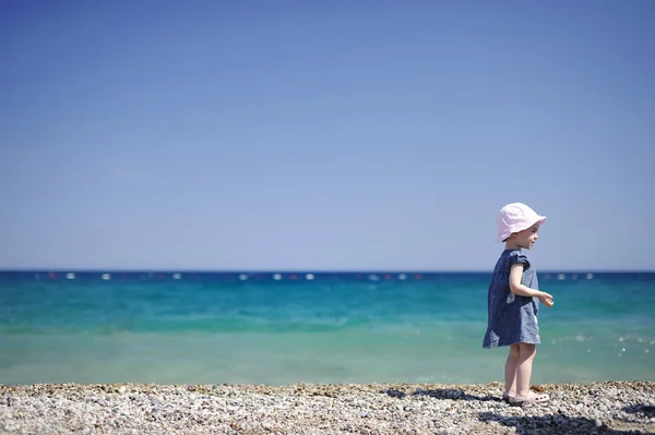 Chica adorable en una playa de guijarros — Foto de Stock