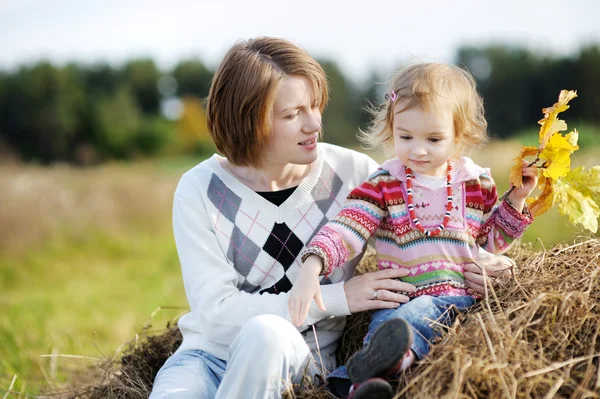 Giovane madre e la sua bambina in autunno — Foto Stock