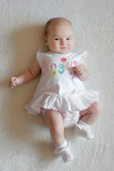 Dois meses de idade bebê em um vestido branco — Fotografia de Stock