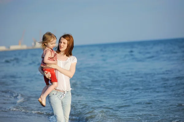 Gelukkige moeder met haar dochter — Stockfoto