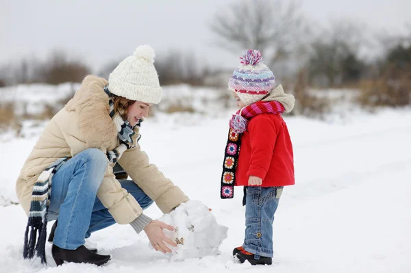 Pequena menina inverno e sua mãe — Fotografia de Stock