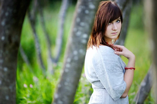 Giovane bella donna ad un tramonto — Foto Stock