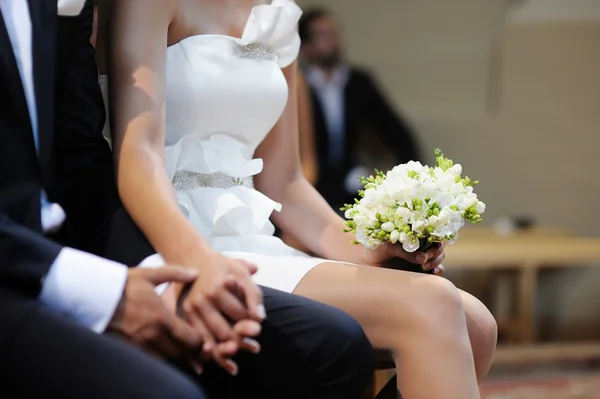 Noiva segurando flores na cerimônia de casamento — Fotografia de Stock