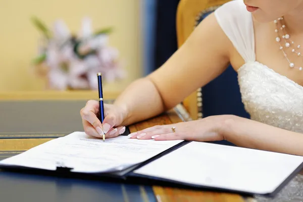 Bride signing marriage license — Stock Photo, Image