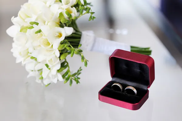 Dos anillos de boda en una bonita caja —  Fotos de Stock