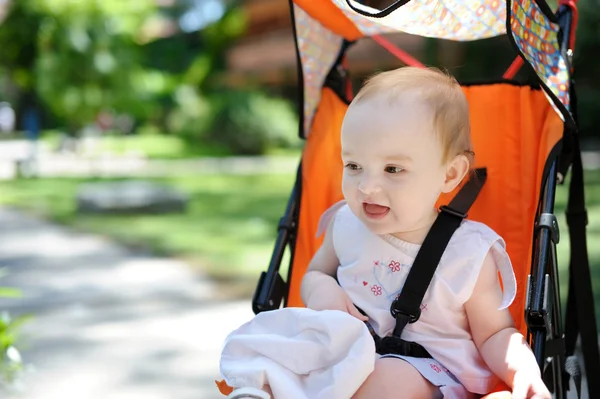 Bebek arabasındaki küçük kız — Stok fotoğraf