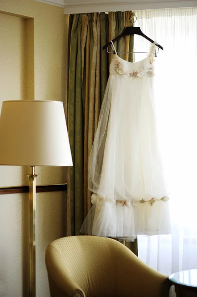 Beautiful wedding dress in a luxury room — Stock Photo, Image