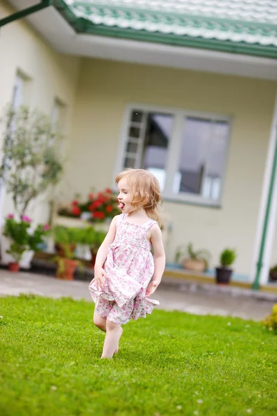 Adorable niña en un patio —  Fotos de Stock