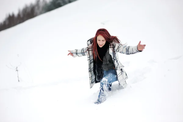 Jovem mulher na floresta nevada — Fotografia de Stock