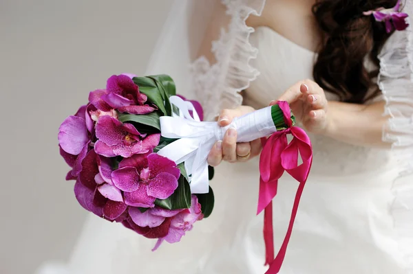 Sposa tenendo bel bouquet da sposa — Foto Stock