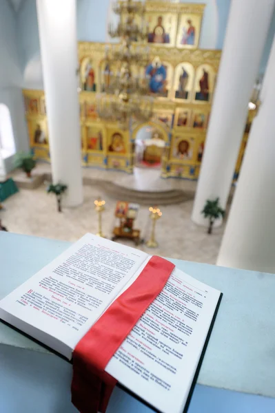 Orthodox Holy Bible on the table agains the sanctuary — Stock Photo, Image