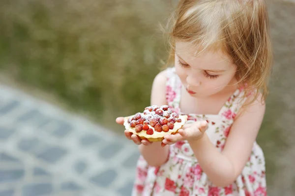Çilekli tart yiyen küçük kız — Stok fotoğraf