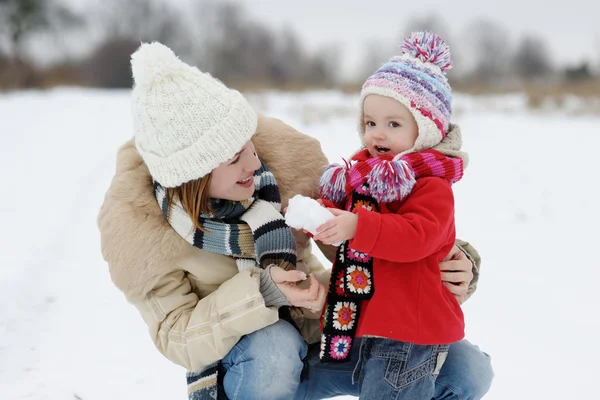 Niña de invierno y su madre —  Fotos de Stock