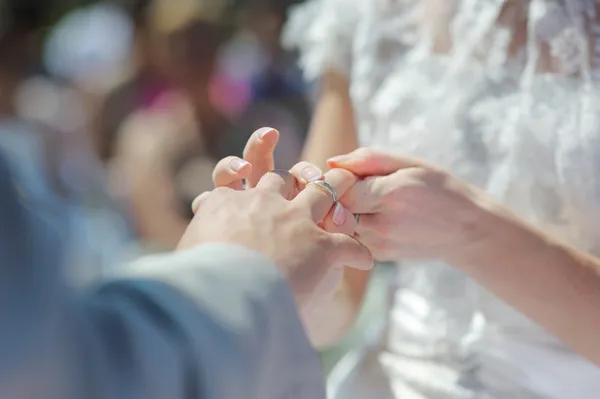 Menyasszony vőlegény ujj gyűrűt elhelyezés — Stock Fotó