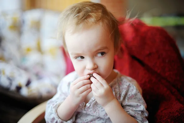 Petite fille tout-petit mangeant du chocolat — Photo