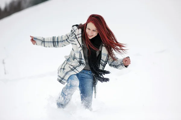 Mujer joven en el bosque nevado —  Fotos de Stock