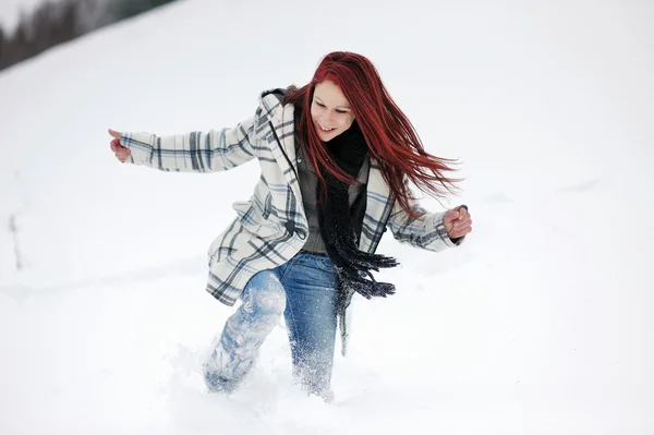 Jovem mulher na floresta nevada — Fotografia de Stock