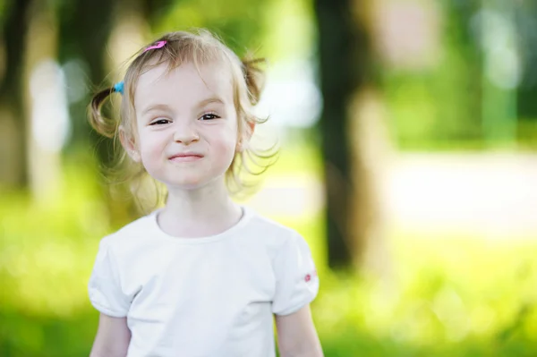 Ładny mały dziewczyna portret na zewnątrz — Zdjęcie stockowe