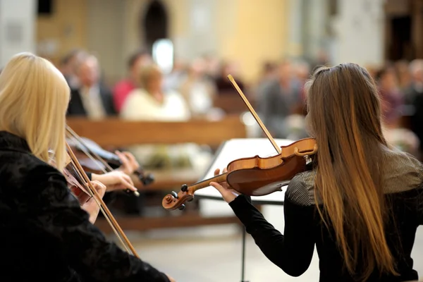 Två högpresterande kvinnliga violinister — Stockfoto