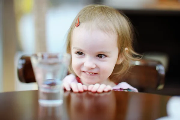 Adorável sorrindo menina criança no café — Fotografia de Stock