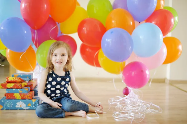 Pequena menina de aniversário com toneladas de balões — Fotografia de Stock