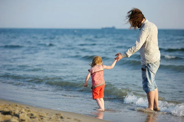 快乐的父亲和他的女儿在海滩上 — 图库照片
