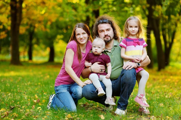 Familj på fyra på hösten — Stockfoto