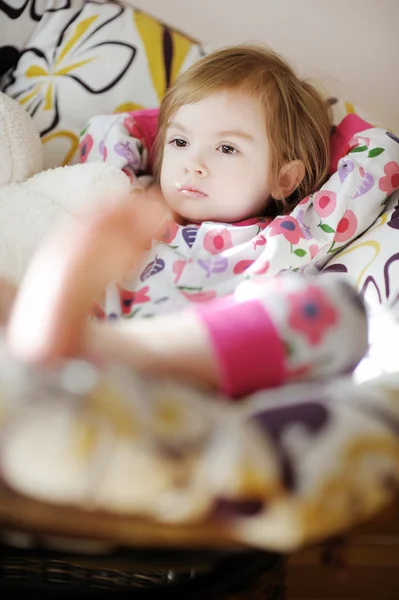 小小伤心的女孩穿着睡衣在阳光明媚的早晨 — 图库照片