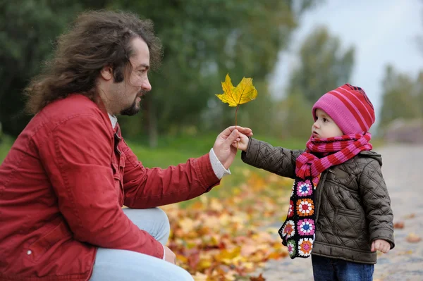 Papà e la sua bambina in un parco autunnale — Foto Stock