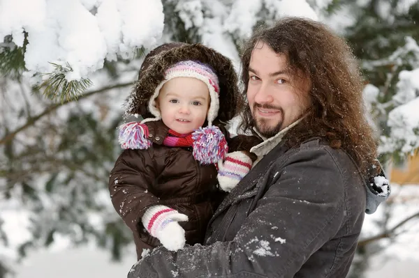 Zimą dziecko dziewczynka i jej ojciec — Zdjęcie stockowe