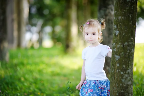 Ładny mały dziewczyna portret na zewnątrz — Zdjęcie stockowe