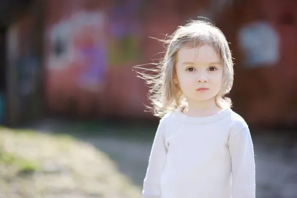 Roztomilé batole dívka portrét venku — Stock fotografie