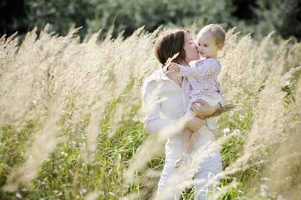 Ung mamma kysser hennes barn girl — Stockfoto