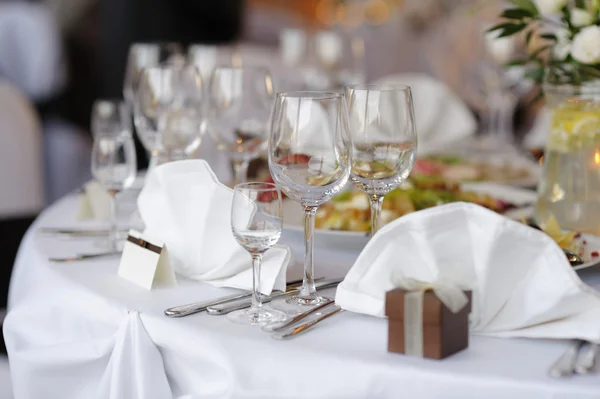 Tavola apparecchiata per una festa o una cena — Foto Stock