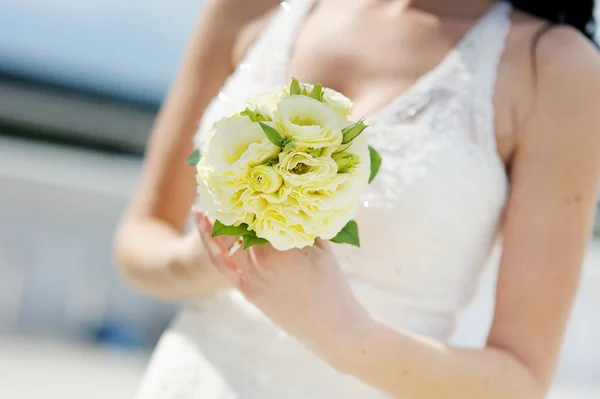 Noiva segurando lindo buquê de casamento — Fotografia de Stock
