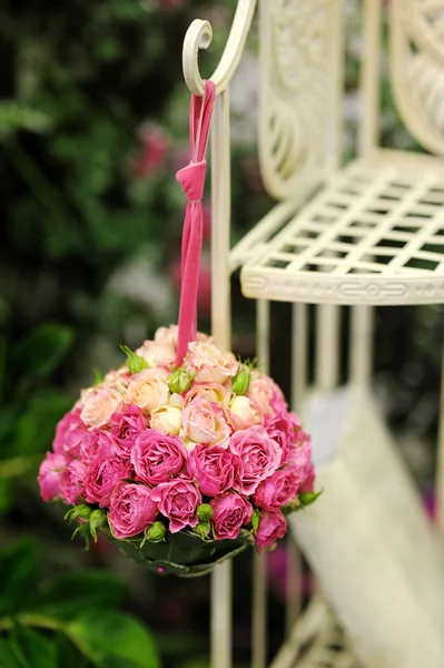 Beautiful hanging roses composition — Stock Photo, Image