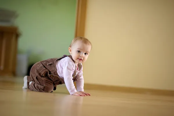 Adorável menina rastejando — Fotografia de Stock