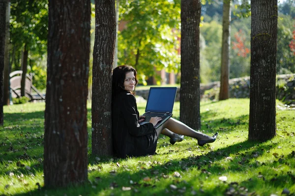 Wanita muda dengan buku catatan di taman — Stok Foto