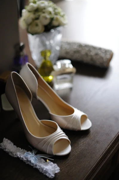 Elegant bride's shoes and garter — Stock Photo, Image