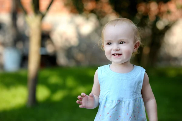 Adorabile bambina in abito blu — Foto Stock