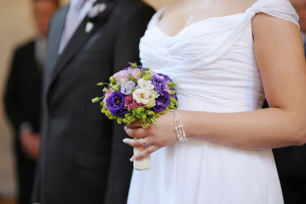 Bruid bedrijf blauwe bloemen — Stockfoto
